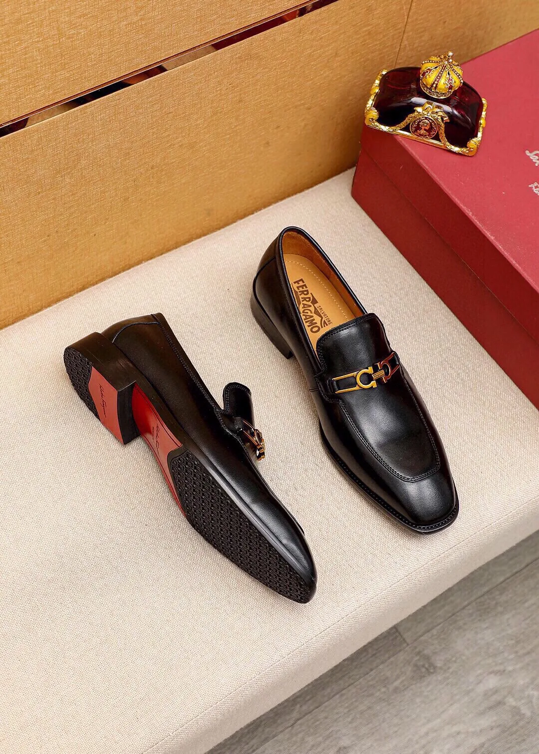 Men's shoes 💰480 💐 Product trademark: Ferragamo "Ferragamo" casual leather shoes Regular size: 38-44 (45🉑️customized) Product materials: Selected imported first-layer calfskin upper + luxury hardware buckle, imported water-dyed cow leather lining. Strong three-dimensional visual effect, original outsole color: 2 colors available